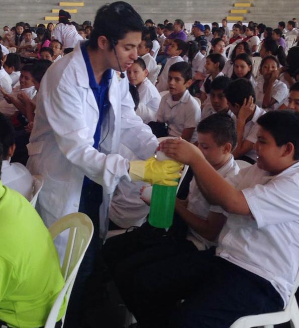 Niños realizando experimento